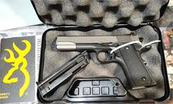 22lr Browning 1911 / 22 . Very low use, round count, like new BROWNING